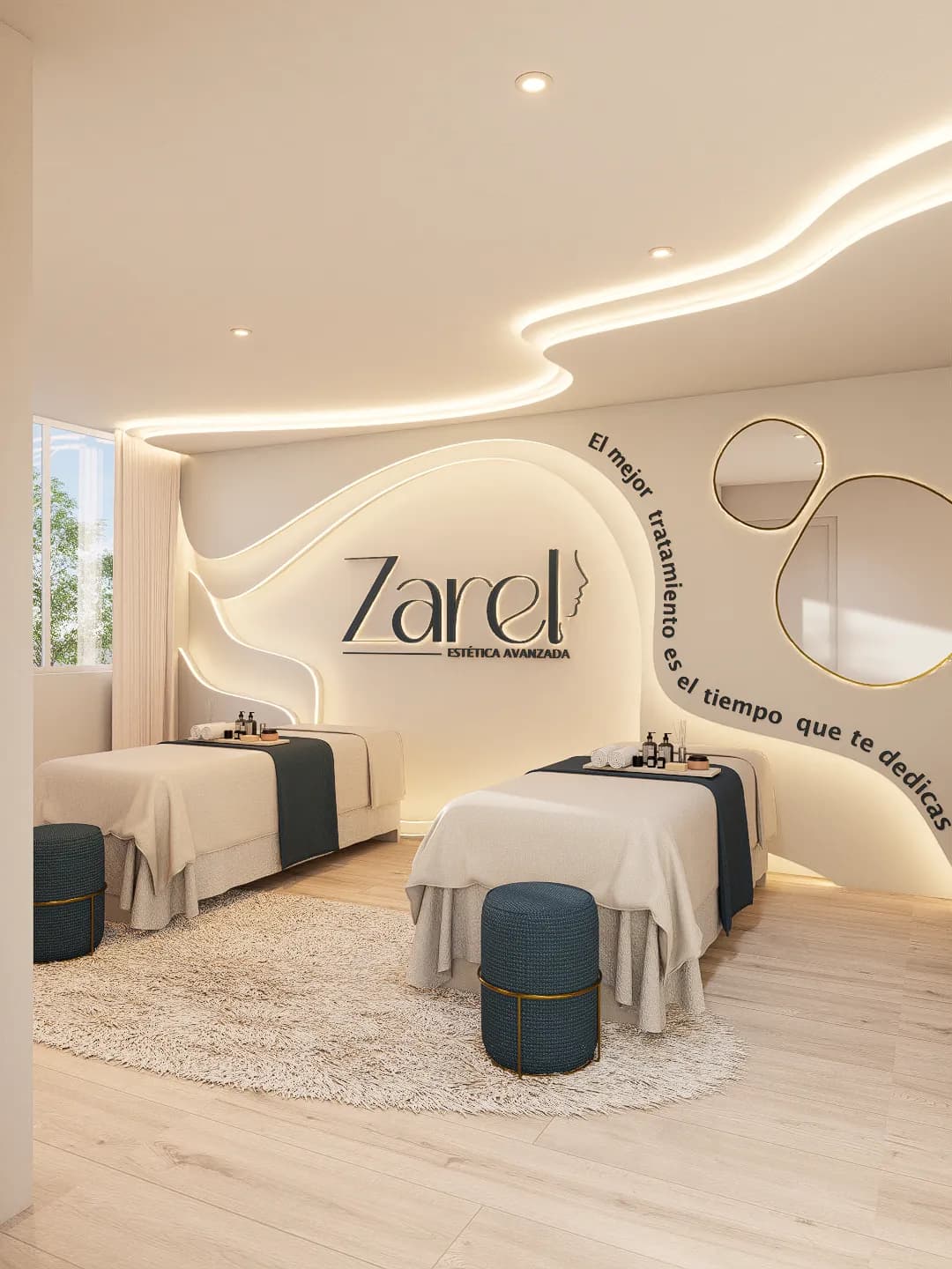 Cabina de estética Zarel con el logo en la pared y dos camillas.